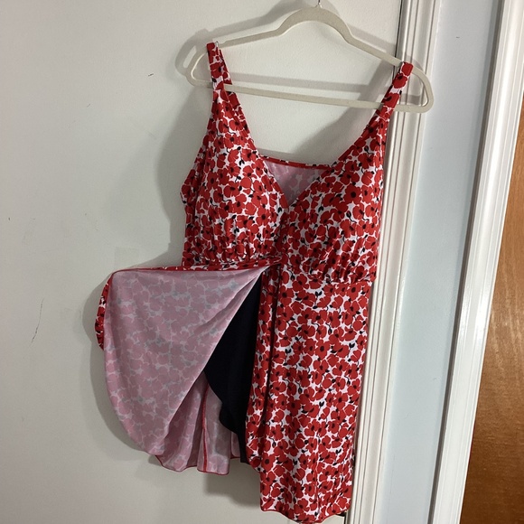 NWT PERONA WOMAN PLUS 24W FLORAL RED SWIMDRESS ONE PIECE SWIMSUIT FLATTERING - Picture 5 of 10